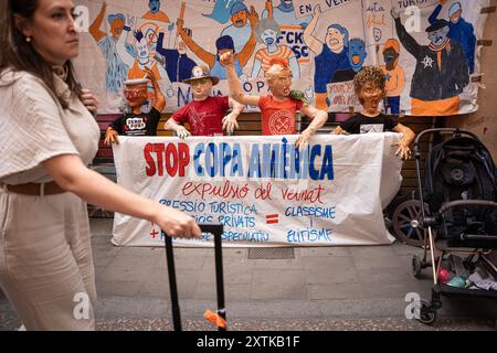 Barcelona, Barcelona, Spanien. August 2024. Dutzende Graffiti und Botschaften gegen den Tourismus während des Gracia Festivals, wo Nachbarn ihre Straßen als Symbol für Identität und Brüderlichkeit zwischen Nachbarn schmücken. (Kreditbild: © Marc Asensio Clupes/ZUMA Press Wire) NUR REDAKTIONELLE VERWENDUNG! Nicht für kommerzielle ZWECKE! Stockfoto