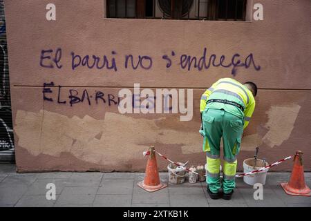 Barcelona, Barcelona, Spanien. August 2024. Dutzende Graffiti und Botschaften gegen den Tourismus während des Gracia Festivals, wo Nachbarn ihre Straßen als Symbol für Identität und Brüderlichkeit zwischen Nachbarn schmücken. (Kreditbild: © Marc Asensio Clupes/ZUMA Press Wire) NUR REDAKTIONELLE VERWENDUNG! Nicht für kommerzielle ZWECKE! Stockfoto