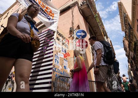 Barcelona, Barcelona, Spanien. August 2024. Dutzende Graffiti und Botschaften gegen den Tourismus während des Gracia Festivals, wo Nachbarn ihre Straßen als Symbol für Identität und Brüderlichkeit zwischen Nachbarn schmücken. (Kreditbild: © Marc Asensio Clupes/ZUMA Press Wire) NUR REDAKTIONELLE VERWENDUNG! Nicht für kommerzielle ZWECKE! Stockfoto