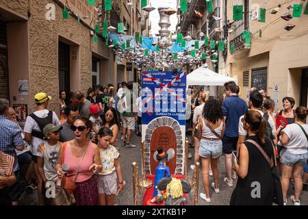 Barcelona, Barcelona, Spanien. August 2024. Dutzende Graffiti und Botschaften gegen den Tourismus während des Gracia Festivals, wo Nachbarn ihre Straßen als Symbol für Identität und Brüderlichkeit zwischen Nachbarn schmücken. (Kreditbild: © Marc Asensio Clupes/ZUMA Press Wire) NUR REDAKTIONELLE VERWENDUNG! Nicht für kommerzielle ZWECKE! Stockfoto