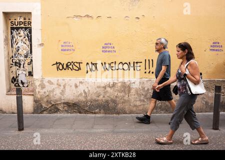 Barcelona, Barcelona, Spanien. August 2024. Dutzende Graffiti und Botschaften gegen den Tourismus während des Gracia Festivals, wo Nachbarn ihre Straßen als Symbol für Identität und Brüderlichkeit zwischen Nachbarn schmücken. (Kreditbild: © Marc Asensio Clupes/ZUMA Press Wire) NUR REDAKTIONELLE VERWENDUNG! Nicht für kommerzielle ZWECKE! Stockfoto