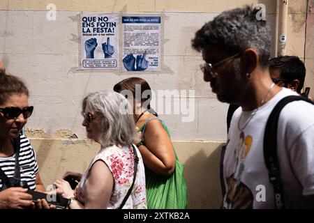 Barcelona, Barcelona, Spanien. August 2024. Dutzende Graffiti und Botschaften gegen den Tourismus während des Gracia Festivals, wo Nachbarn ihre Straßen als Symbol für Identität und Brüderlichkeit zwischen Nachbarn schmücken. (Kreditbild: © Marc Asensio Clupes/ZUMA Press Wire) NUR REDAKTIONELLE VERWENDUNG! Nicht für kommerzielle ZWECKE! Stockfoto