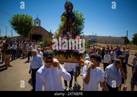 15. August 2024, Calzada Del Coto, Castilla Y Leon, Spanien: Während der Vorbereitungen für die Feier des Lagerfeuers von San Roque tragen junge Einheimische das Bild von San Roque auf ihren Schultern durch die Straßen von Calzada del Coto. Die Stadt Calzada del Coto feiert das Lagerfeuer von San Roque, eine Tradition, die mehr als siebzig Jahre alt ist. Es besteht darin, dass die Ältesten bei Sonnenaufgang des 15. August auf den Berg gehen, um Eichenfeuer zu sammeln und einen Wagen zu füllen, der von einem Traktor gezogen wird. um die Stadt mit einer tollen Party zu betreten und Vorbereitungen für das große Lagerfeuer von San Roque zu treffen, das beleuchtet wird Stockfoto