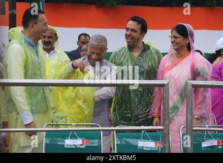 Neu-Delhi, Indien. August 2024. Rajya Sabha Stellvertretender Vorsitzender Harivansh Narayan Singh (2. Links) trug Regenmantel als Gewerkschaftsminister Jitin Prasada (rechts), Jayant Chaudhary (2. Rechts) und Anupriya Patel (rechts), die während der Feierlichkeiten zum Unabhängigkeitstag im historischen Roten Fort in Delhi einen leichten Moment teilten. (Foto: Naveen Sharma/SOPA Images/SIPA USA) Credit: SIPA USA/Alamy Live News Stockfoto