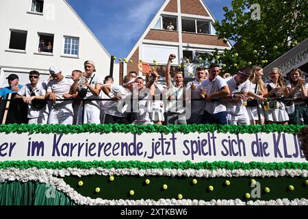 726. Stoppelmarkt Eroeffnung mit Cem Özdemir Bundesminister für Ernährung und Landwirtschaft Bündnis 90/die Grünen und Kater Kater / in Vechta hat am Donnerstag 15.08.2024 der 726. Stoppelmarkt begann. Ehrengast Bundeslandwirtschaftsminister Cem Özdemir stach gemeinsam mit Vechtas Bürgermeister Kristian Kater ein Bierfass an. Anschließen wurden rund 100 Liter Freibier an alle Gäste im Festzelt RASTAS GENUSS QUARTIER ausgeschenkt. Zuvor hatten zehntausende Besucher einen beeindruckenden Umzug vom Rathaus der Stadt Vechta wo ein Empfang für geladene Gäste stattfand zum Stoppelmarkt erlebt, Stockfoto