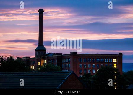 Sonnenaufgang über Victoria Mills in Miles Platting - Manchester. Stockfoto