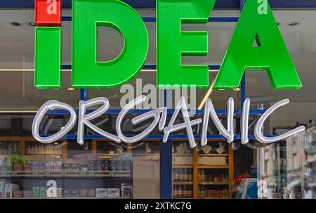 Belgrad, Serbien - 13. Juli 2024: Big 3d Sign Idea Organic Shop Healthy Food Store Shopping in der Mutapova Street. Stockfoto