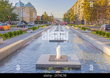 Krusevac, Serbien - 12. Oktober 2023: Langer Wasserbrunnen mit Geysiren am Stadtplatz, Herbstnachmittag. Stockfoto