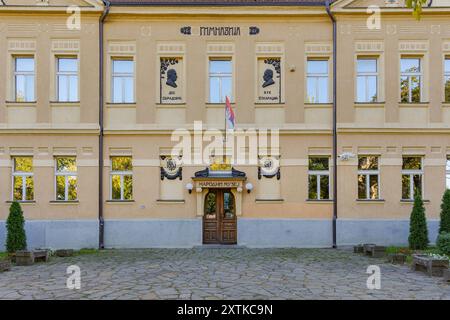 Krusevac, Serbien - 12. Oktober 2023: Nationalmuseum Krusevac im Stadtpark Lazar Historisches Wahrzeichen. Stockfoto