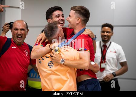 Iuri Leitão und Rui Oliveira, Radfahrer und Meister bei den Olympischen Spielen in Paris, sehen sich am Flughafen Francisco Sá Carneiro in Porto umarmen portugiesische Athleten und Gefolgsleute kommen am Flughafen Sá Carneiro an. Stockfoto