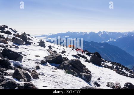 Hochgebirgslandschaft mit Zelten, Bergsteigercamp zwischen ewigem Schnee und Felsen Stockfoto