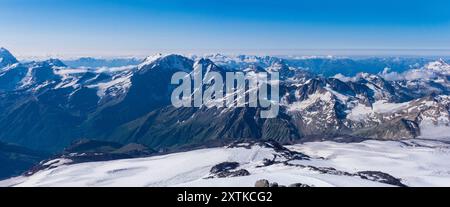 Panoramablick auf die hohen Berge über den Wolken vom verschneiten Hang des Mount Elbrus Stockfoto