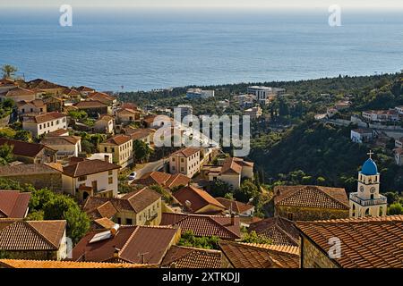 Das malerische Dorf Dhermi im griechischen Stil an der Küstenstraße Albaniens Stockfoto