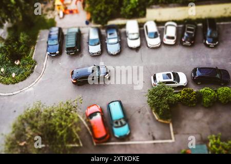 Kiew, Ukraine. 13. August 2024 Autos parkten auf einem Parkplatz im Innenhof eines Wohnhauses mit Blick von oben. Autos Dächer in einem Hof. Stockfoto