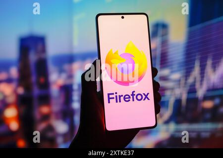 In dieser Abbildung wird das Logo des Mozilla Firefox Webbrowsers auf einem Smartphone-Bildschirm angezeigt. Stockfoto