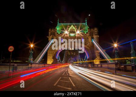 Tower Bridge und Ampelwege mit Blick auf die A100 Tower Bridge Road, London Stockfoto