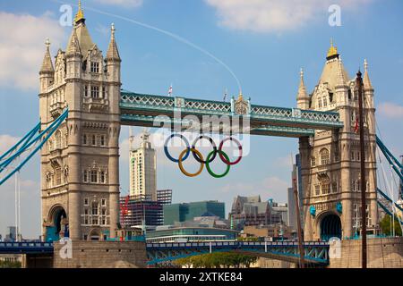 Die Olympischen Ringe hängen während der Olympischen Spiele 2012 an der Tower Bridge London Stockfoto