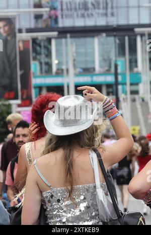 London, Großbritannien, 15. August 2024. Die Fans kamen am Wembley Way zum ersten Abend von Taylor Swifts Rückkehr nach London, auf dem letzten Teil ihrer Eras-Tour. Es kamen Menschen aus der ganzen Welt an , auch diejenigen , die es verpassten , als die Wiener Konzerte aufgrund eines Terroralarms abgesagt wurden . Kredit : Monica Wells/Alamy Live News Stockfoto