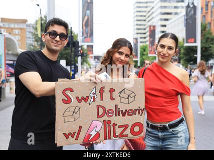 London, Großbritannien, 15. August 2024. Die Fans kamen am Wembley Way zum ersten Abend von Taylor Swifts Rückkehr nach London, auf dem letzten Teil ihrer Eras-Tour. Es kamen Menschen aus der ganzen Welt an , auch diejenigen , die es verpassten , als die Wiener Konzerte aufgrund eines Terroralarms abgesagt wurden . Kredit : Monica Wells/Alamy Live News Stockfoto