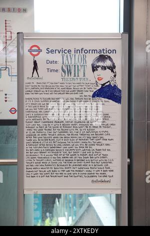 London, Großbritannien, 15. August 2024. Die Fans kamen am Wembley Way zum ersten Abend von Taylor Swifts Rückkehr nach London, auf dem letzten Teil ihrer Eras-Tour. Es kamen Menschen aus der ganzen Welt an , auch diejenigen , die es verpassten , als die Wiener Konzerte aufgrund eines Terroralarms abgesagt wurden . Kredit : Monica Wells/Alamy Live News Stockfoto