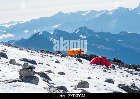 Hochgebirgslandschaft mit Zelten, Bergsteigercamp zwischen ewigem Schnee und Felsen Stockfoto