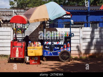 Harare, Simbabwe. 27. April 2024: Ein Straßenverkäufer verkauft kalte Getränke im Stadtzentrum von Harare. Quelle: Vuk Valcic/Alamy Stockfoto