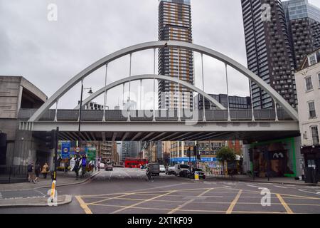 London, Großbritannien. 8. August 2024: Tagesblick auf die Shoreditch High Street Railway Bridge. Quelle: Vuk Valcic/Alamy Stockfoto