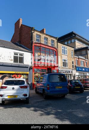 Crook, County Durham, Großbritannien. R. Defty Eisenwarengeschäft und Eisenhändler - ein Wahrzeichen der Stadt. Stockfoto