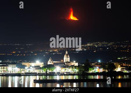 Riposto, Catania, Italien. August 2024. Lava bricht aus dem Abgrund des Ätna aus, der als zentraler Lüftungskanal bezeichnet wird. Blick von Riposto in der Nähe von Catania, am späten Mittwochabend, 14. August. Der Lavabrunnen erzeugte eine Eruptionswolke, die in seiner intensivsten Phase eine Höhe von etwa 9,5 km mit Ascheabfall in den umliegenden Dörfern erreichte (Credit Image: © Salvatore Cavalli/ZUMA Press Wire) NUR REDAKTIONELLE VERWENDUNG! Nicht für kommerzielle ZWECKE! Stockfoto