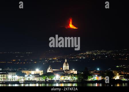 Riposto, Catania, Italien. August 2024. Lava bricht aus dem Abgrund des Ätna aus, der als zentraler Lüftungskanal bezeichnet wird. Blick von Riposto in der Nähe von Catania, am späten Mittwochabend, 14. August. Der Lavabrunnen erzeugte eine Eruptionswolke, die in seiner intensivsten Phase eine Höhe von etwa 9,5 km mit Ascheabfall in den umliegenden Dörfern erreichte (Credit Image: © Salvatore Cavalli/ZUMA Press Wire) NUR REDAKTIONELLE VERWENDUNG! Nicht für kommerzielle ZWECKE! Stockfoto