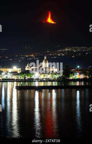 Riposto, Catania, Italien. August 2024. Lava bricht aus dem Abgrund des Ätna aus, der als zentraler Lüftungskanal bezeichnet wird. Blick von Riposto in der Nähe von Catania, am späten Mittwochabend, 14. August. Der Lavabrunnen erzeugte eine Eruptionswolke, die in seiner intensivsten Phase eine Höhe von etwa 9,5 km mit Ascheabfall in den umliegenden Dörfern erreichte (Credit Image: © Salvatore Cavalli/ZUMA Press Wire) NUR REDAKTIONELLE VERWENDUNG! Nicht für kommerzielle ZWECKE! Stockfoto