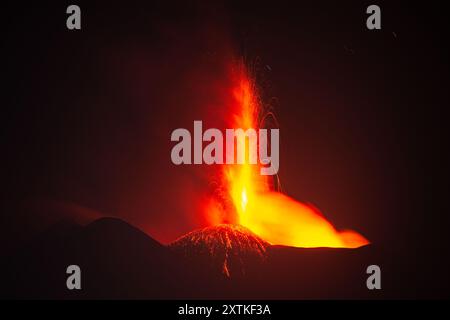 Riposto, Catania, Italien. August 2024. Lava bricht aus dem Abgrund des Ätna aus, der als zentraler Lüftungskanal bezeichnet wird. Blick von Riposto in der Nähe von Catania, am späten Mittwochabend, 14. August. Der Lavabrunnen erzeugte eine Eruptionswolke, die in seiner intensivsten Phase eine Höhe von etwa 9,5 km mit Ascheabfall in den umliegenden Dörfern erreichte (Credit Image: © Salvatore Cavalli/ZUMA Press Wire) NUR REDAKTIONELLE VERWENDUNG! Nicht für kommerzielle ZWECKE! Stockfoto