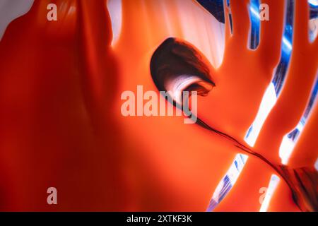 Die globale Erwärmung des menschlichen Herzens ist ein konzeptionelles fotografisches Kunstwerk, das Acrylmalerei auf Kunststoff verwendet, um das Bedürfnis nach mehr Empathie zu vermitteln. Stockfoto