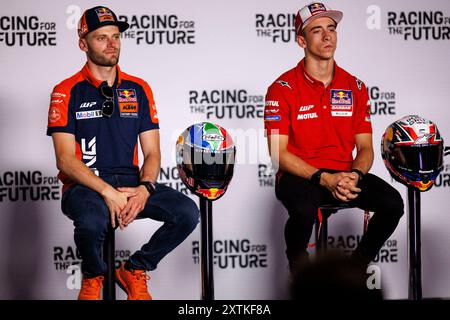 Red Bull Ring, Spielberg, Österreich. August 2024. 2024 MotoGP of Austria, Arrival Day; Pedro Acosta, Brad Binder während der Pressekonferenz im Rahmen der österreichischen MotoGP Credit: Action Plus Sports/Alamy Live News Stockfoto