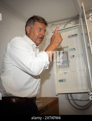 Nachfragen Bundesminister Robert Habeck informiert sich vor Ort zum Thema Erneuerbares Heizen - Besichtigung Einfamilienhaus mit PV-Anlage und Erneuerbare Heizung der Firma 1KOMMA5Â der Bundesminister im Gespräch mit der Hauseigentümerin Roswitha Mende zu den Themen Smartmeter, nachgefragt Bundesminister Robert Habeck informiert sich vor Ort zum Thema Erneuerbares Heizen - Besichtigung Einfamilienhaus mit PV-Anlage und Erneuerbare Heizung der Firma 1KOMMA5Â der Bundesminister im Gespräch mi, Laatzen Niedersachsen Stockfoto