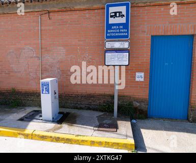 Servicepunkt für Wohnmobile und Wohnmobile Parkplatz Carrion de los Condes, Castile and Leon, Spanien Stockfoto