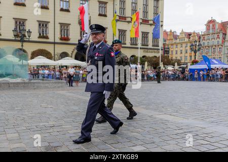 Breslau, Breslau, Polen. August 2024. Am 15. August feiert Polen den Tag der polnischen Streitkräfte, einen Nationalfeiertag, der der Tapferkeit und den Opfern polnischer Soldaten geehrt wird. Das Datum erinnert an den Sieg in der Schlacht von Warschau während des Polnisch-sowjetischen Krieges von 1920, oft als "Wunder auf der Weichsel" bezeichnet. Im ganzen Land gab es verschiedene Veranstaltungen, darunter Militärparaden, Zeremonien und öffentliche Versammlungen. werden gehalten, um dem polnischen Militär und seinen historischen Beiträgen zur nationalen Verteidigung Tribut zu zollen. In Bild: Oberst Krzysztof Lis (Bild: © Krzysztof Zatycki/ZUMA) Stockfoto