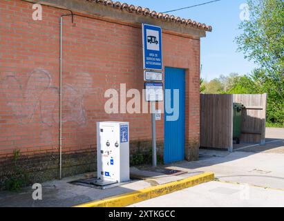 Servicepunkt für Wohnmobile und Wohnmobile Parkplatz Carrion de los Condes, Castile and Leon, Spanien Stockfoto