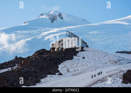 Elbrus, Russland - 01. August 2024: Berghütte von Elbrus wird nach einem Brand restauriert Stockfoto