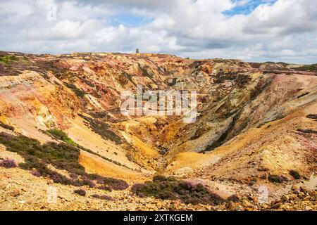 Überblick über die Great Opencast Kupfermine am Parys Mountain mit farbenfrohen Mineralien in Felsen. Amlwch, Isle of Anglesey, Nordwales, Großbritannien Stockfoto