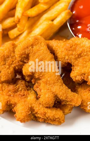 Gesunde Kinder Dinosaurier Chicken Nuggets mit Pommes und Ketchup Stockfoto