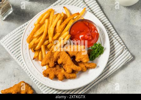 Gesunde Kinder Dinosaurier Chicken Nuggets mit Pommes und Ketchup Stockfoto