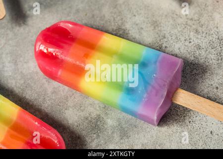 Süße Sommer-Regenbogenkaffel mit verschiedenen Fruchtaromen, auf grauem Tischhintergrund Stockfoto