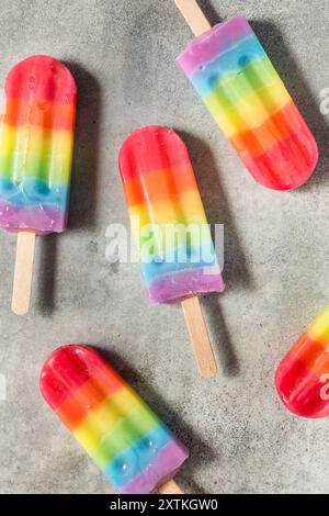 Süße Sommer-Regenbogenkaffel mit verschiedenen Fruchtaromen, auf grauem Tischhintergrund Stockfoto