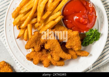 Gesunde Kinder Dinosaurier Chicken Nuggets mit Pommes und Ketchup Stockfoto