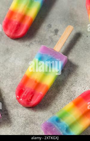 Süße Sommer-Regenbogenkaffel mit verschiedenen Fruchtaromen, auf grauem Tischhintergrund Stockfoto