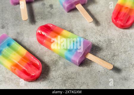 Süße Sommer-Regenbogenkaffel mit verschiedenen Fruchtaromen, auf grauem Tischhintergrund Stockfoto