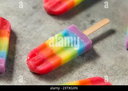 Süße Sommer-Regenbogenkaffel mit verschiedenen Fruchtaromen, auf grauem Tischhintergrund Stockfoto