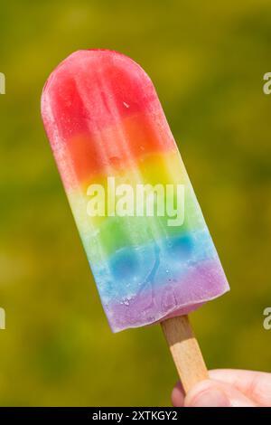 Süße Sommerregenbogenkaffel mit verschiedenen Fruchtaromen Stockfoto
