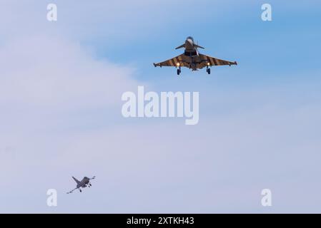 Royal Air Force Eurofighter Typhoon Kampfflugzeuge landen am Flughafen Southend, Essex, Großbritannien. Zwei Taifune auf dem Landanflug Stockfoto